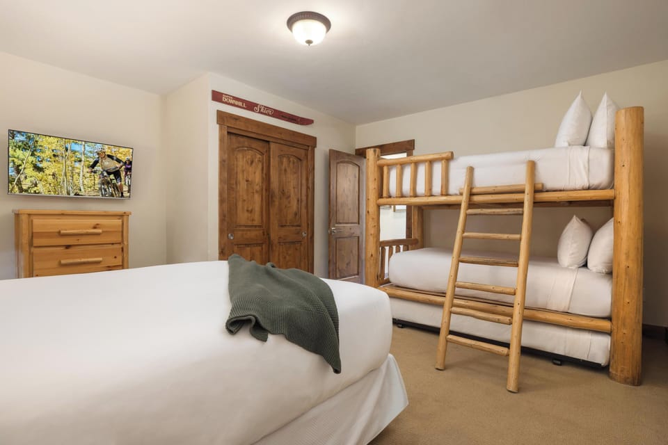 Bunk Room with Queen Bed