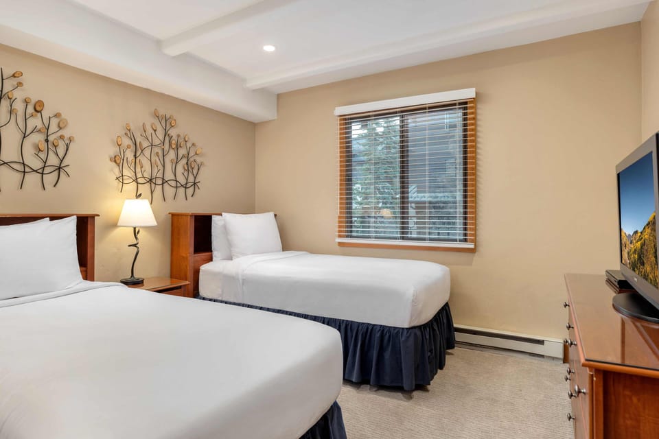 Bedroom with Twin Beds