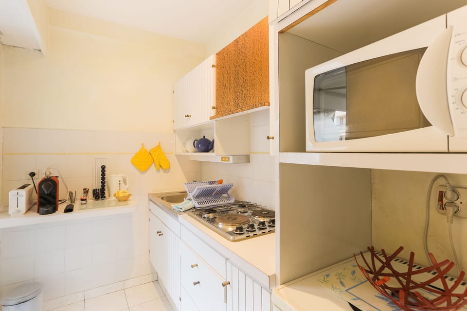 Gas/electric hob, microwave & Nespresso machine