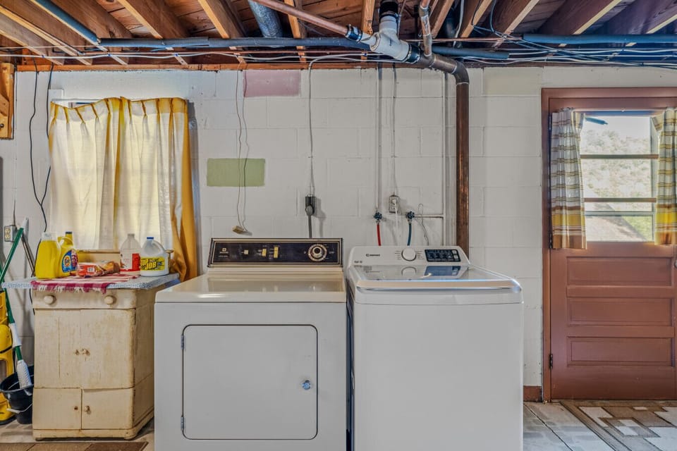 Laundry Room Area w/Washer and Dryer
