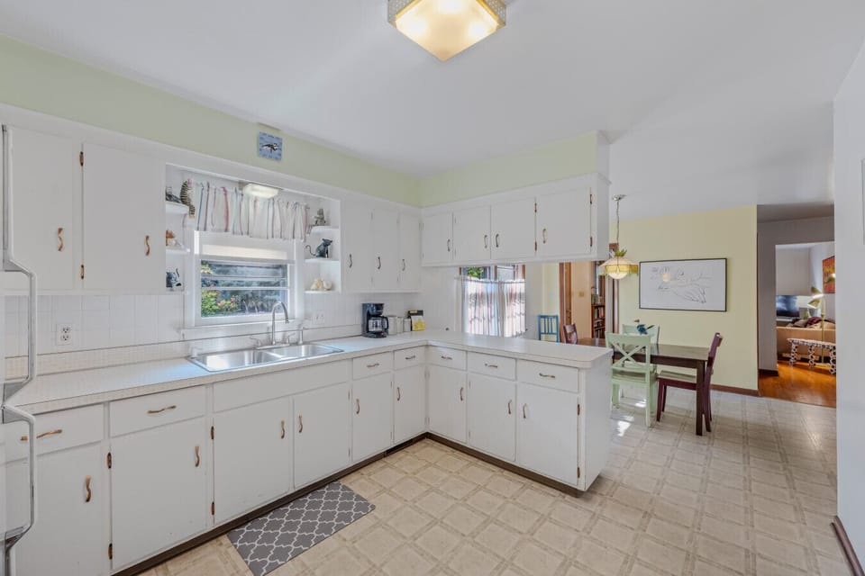 Kitchen to prepare meals w/friends and family!