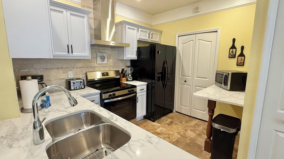 Microwave, Stove, Dishwasher, Toaster, Blender, Pots, Pans and so much ......