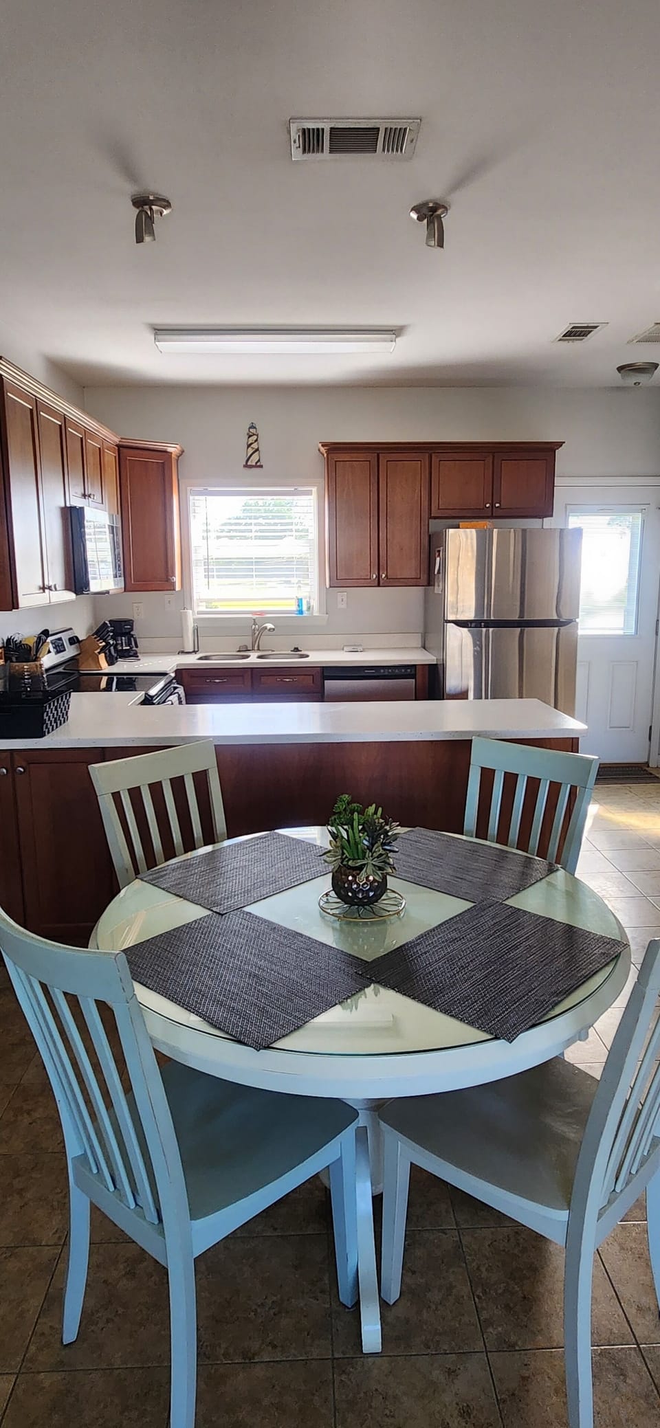Dining/kitchen