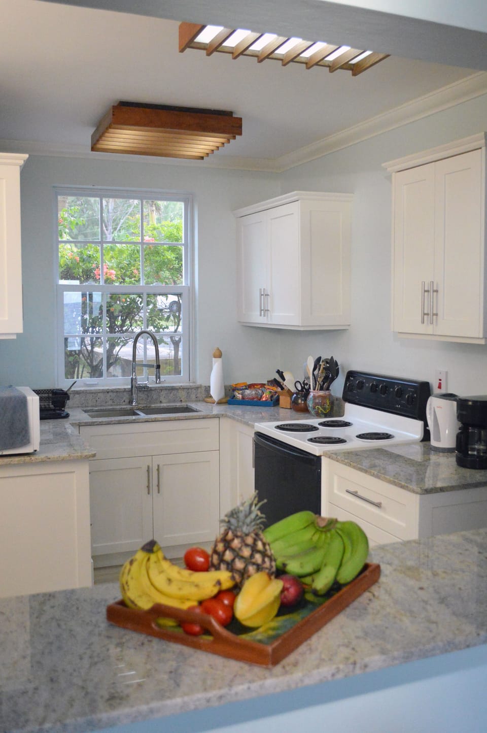 kitchen with granite counter tops & breakfast bar
