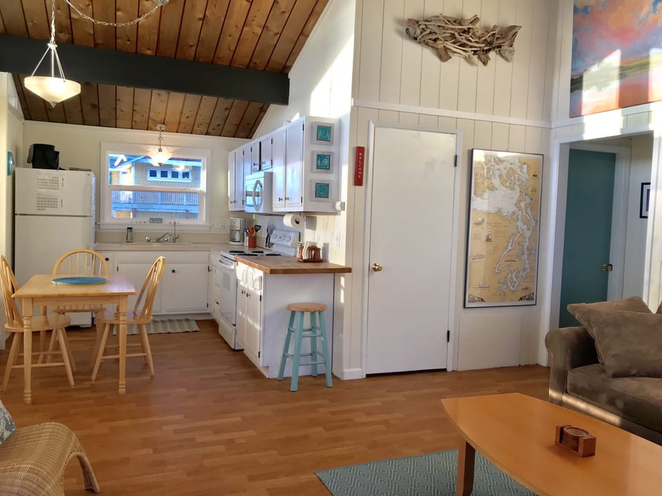 Old kitchen but highlights Pete's artwork - Salmon Driftwood
