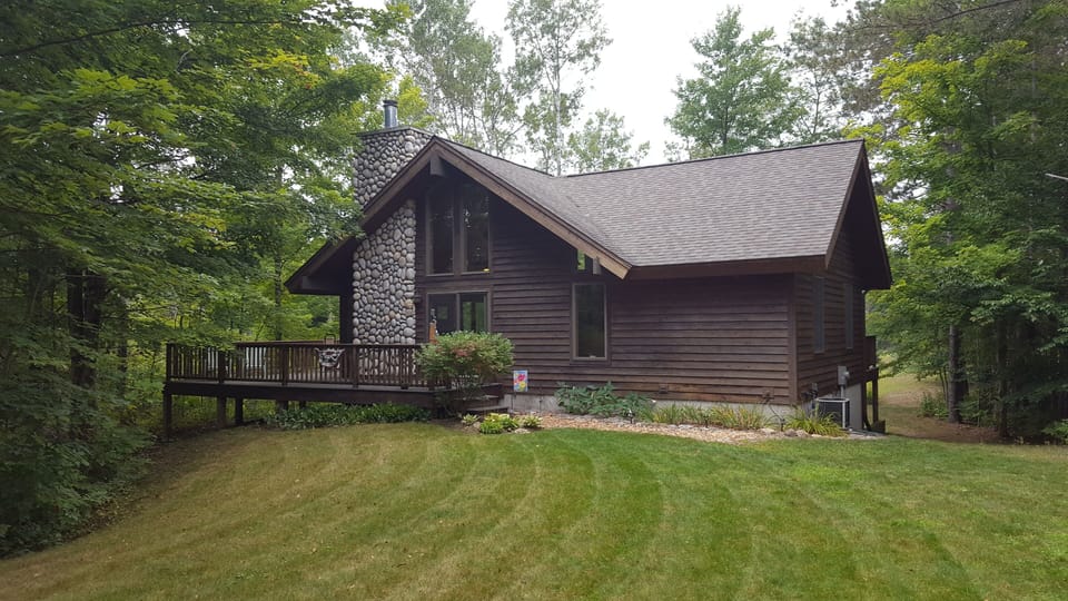 Betsie River Nature Retreat - House view from the road