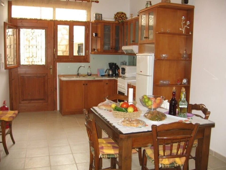 The fully equipped kitchen and dining room