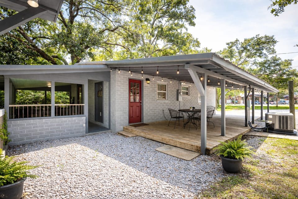 Azalea Cottage - in the heart of Ocean Springs - walk to beach & downtown!