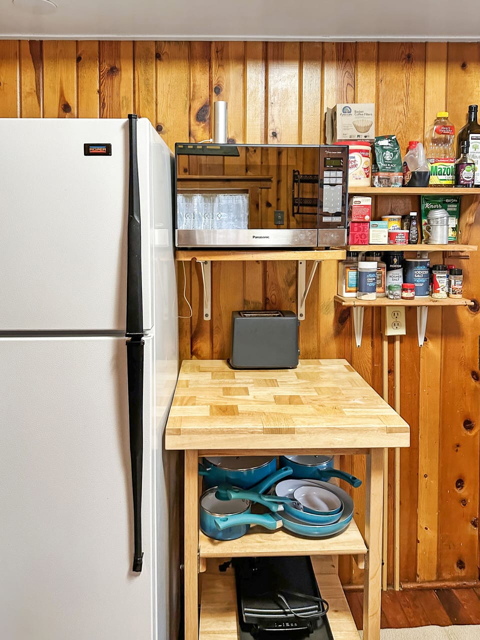 Kitchen (toaster and microwave)