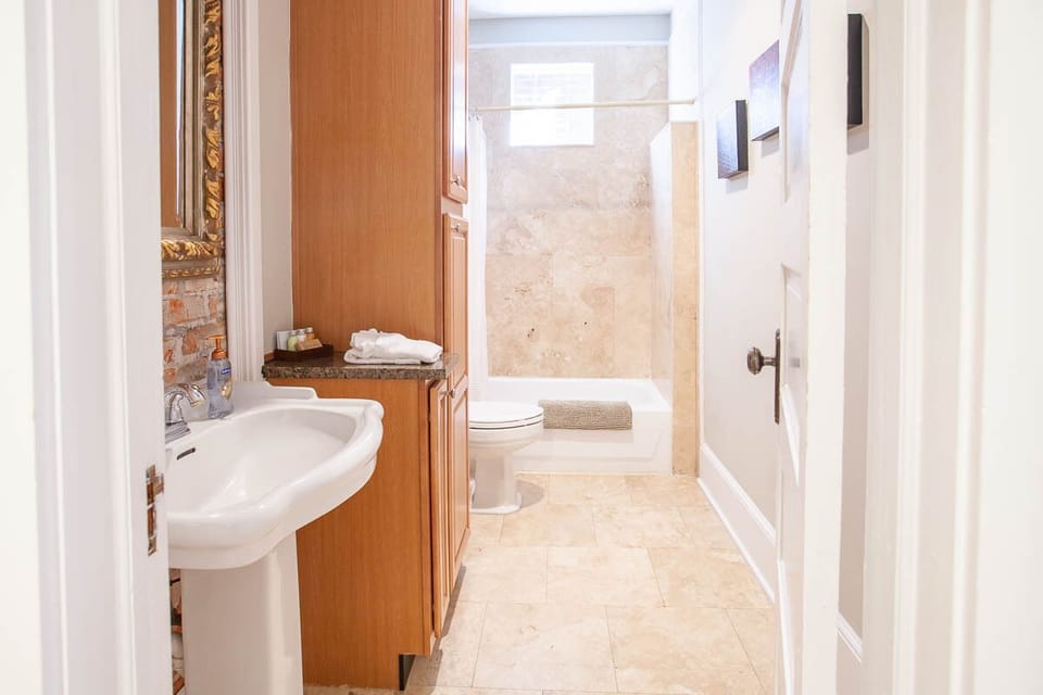 Guest bath with tub/shower combo.