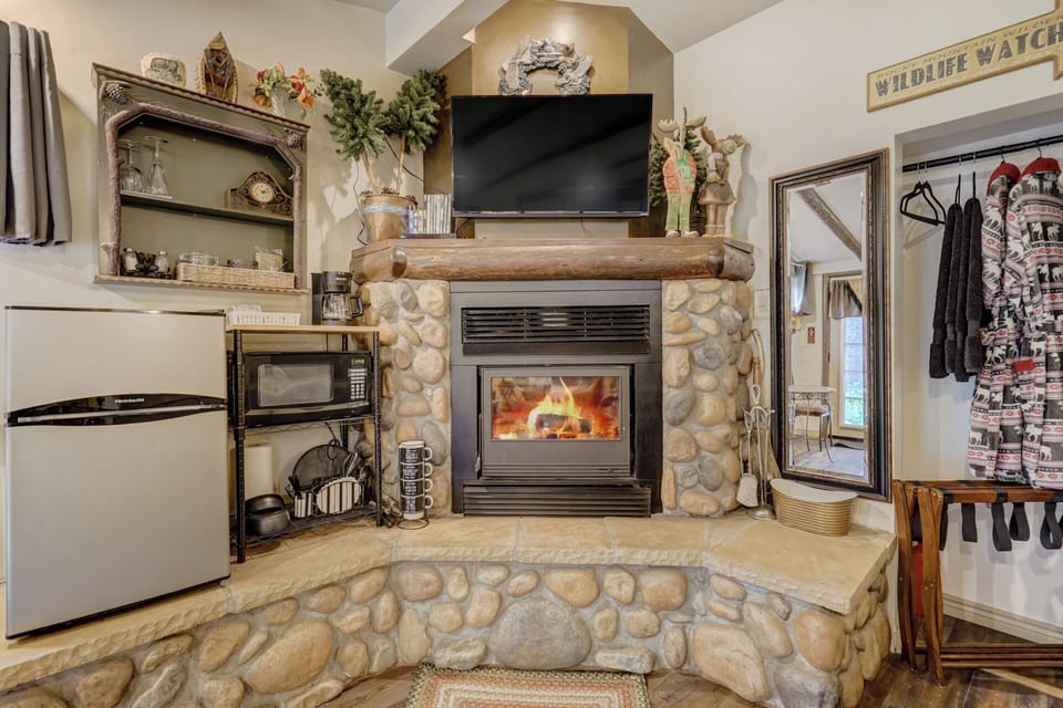 Wood fireplace, closet, mirror, kitchenette and smart TV