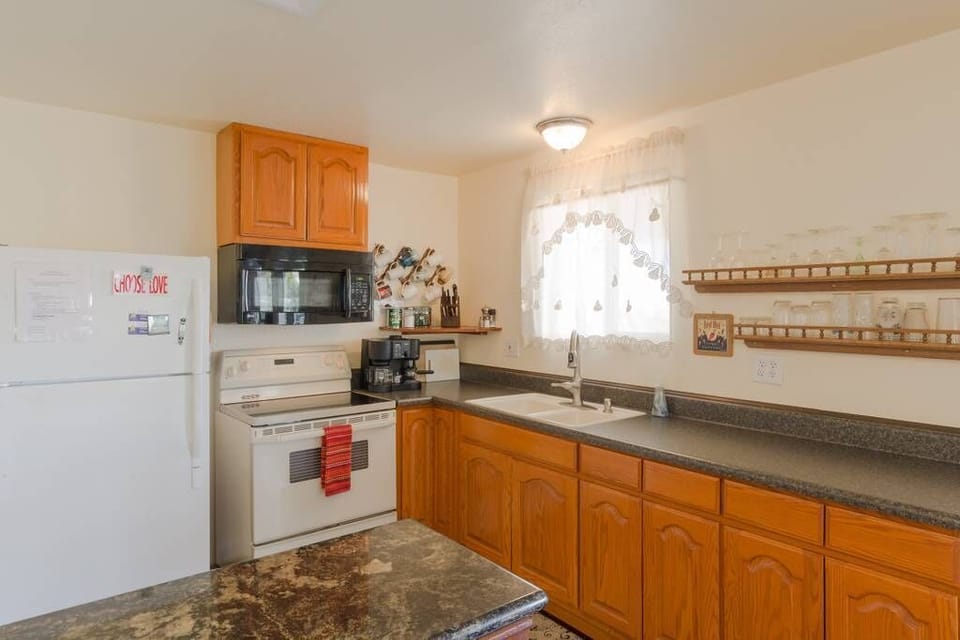 Full Kitchen, Lots of Space, Sharp Knives,  Coffee and Espresso Machine