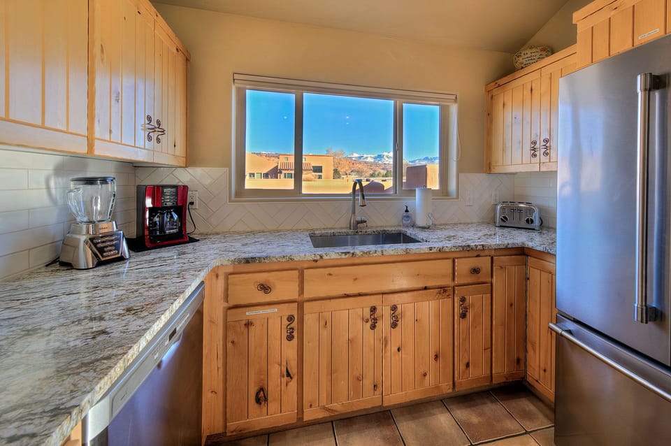 Kitchen, Drip coffee maker, blender and toaster