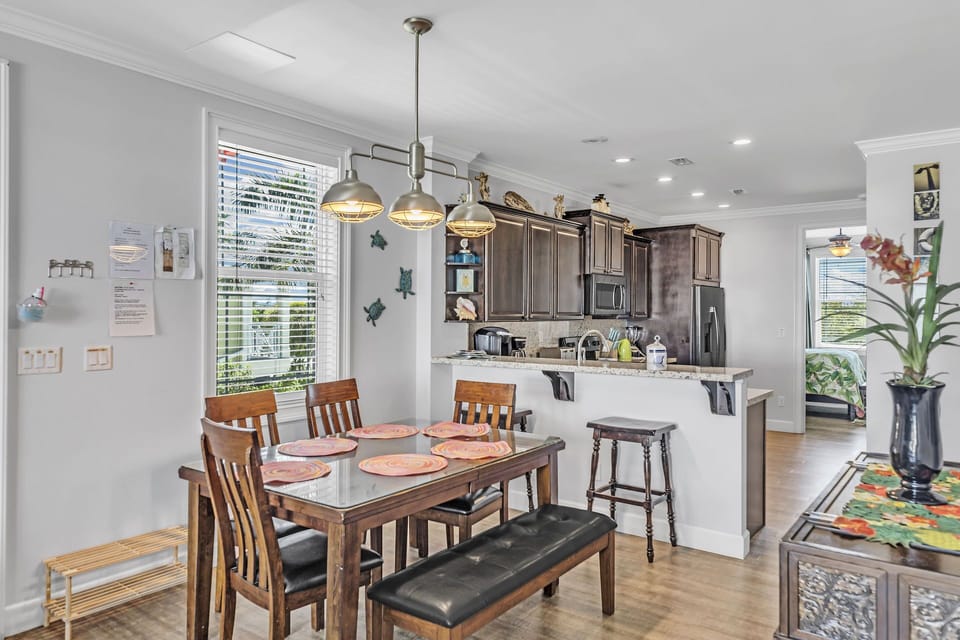 Dining room with kitchen island eatery'!
