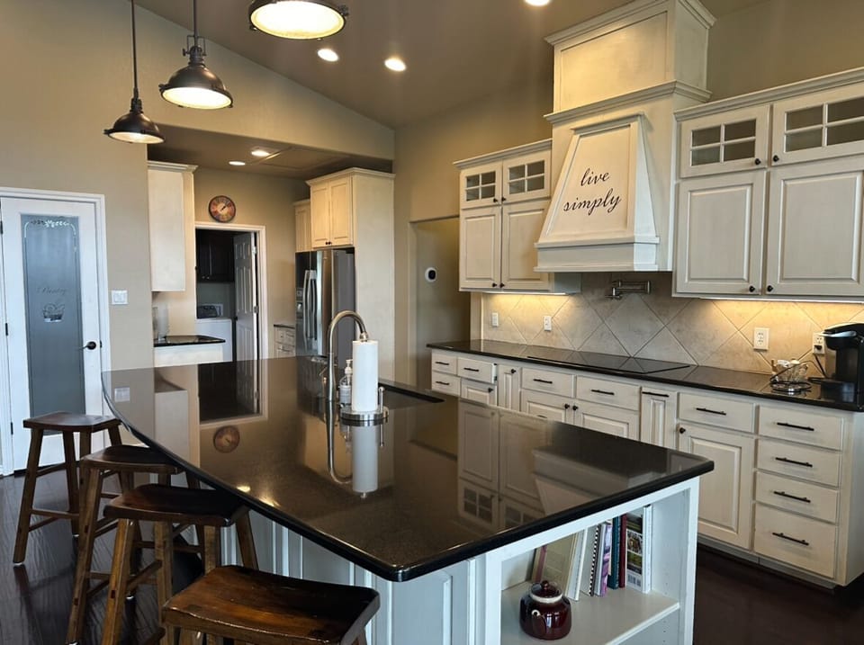 Kitchen and breakfast bar