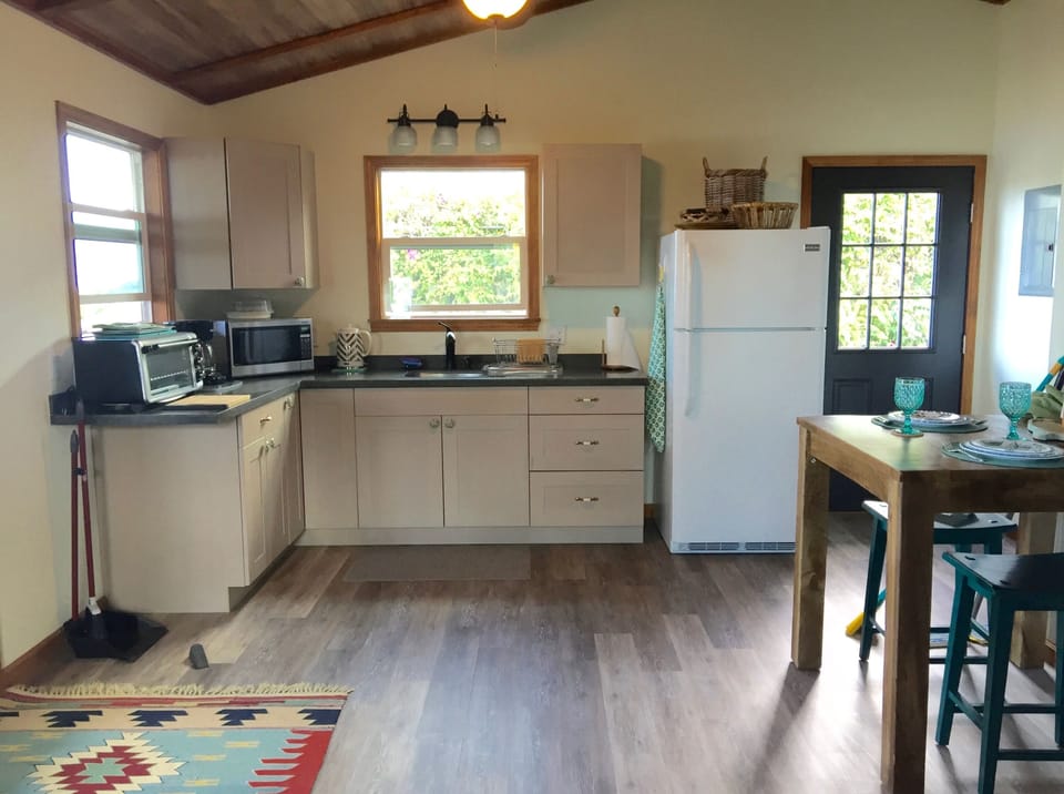 Another view of kitchen and dinning area, 