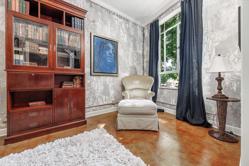 Queen Master - Sitting Area
