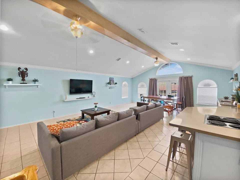 Large living room and dining area with lots of seating!