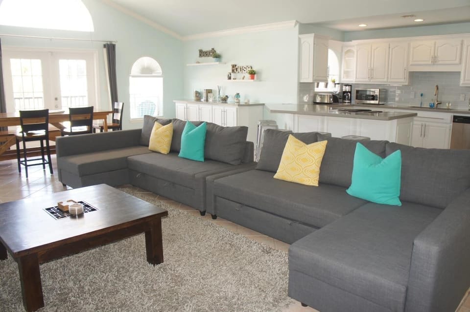 Large living room and dining area with lots of seating!