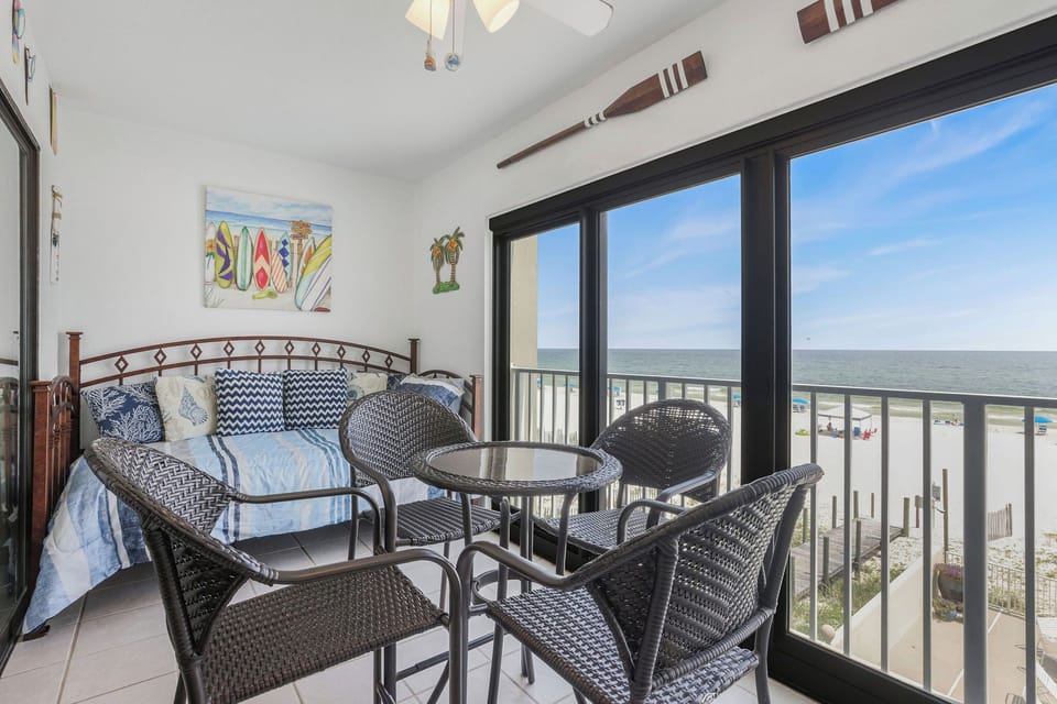 Enclosed Balcony with Daybed, Table & 6 Chairs! Open doors to hear the Waves! 