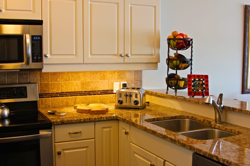 Kitchen includes full set of pots/pans, toaster, etc.