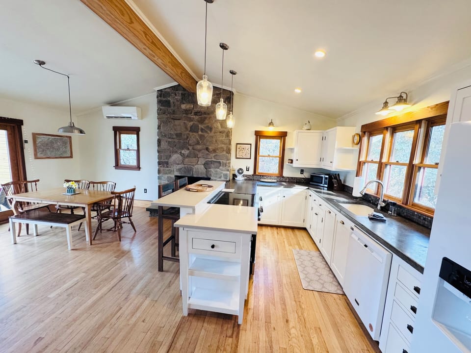 Fully equipped kitchen. All new appliances in March 2025.