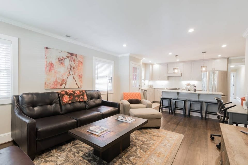 Modern High-End Open Living & Kitchen Design