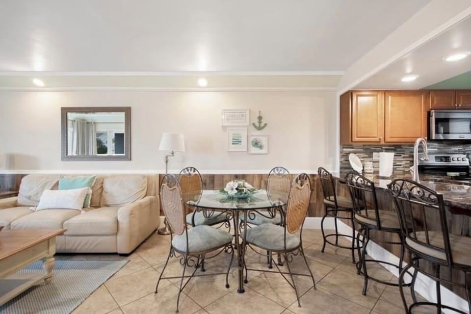 Dining area with table for 4 and bar stools for 3 more