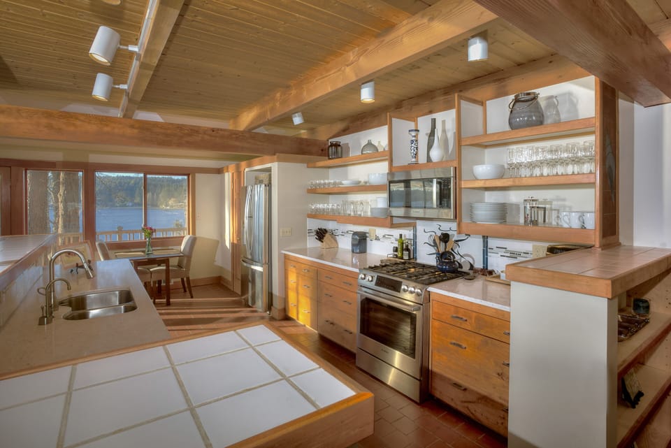 Very spacious and nicely equipped kitchen with Bosch five burner stove.