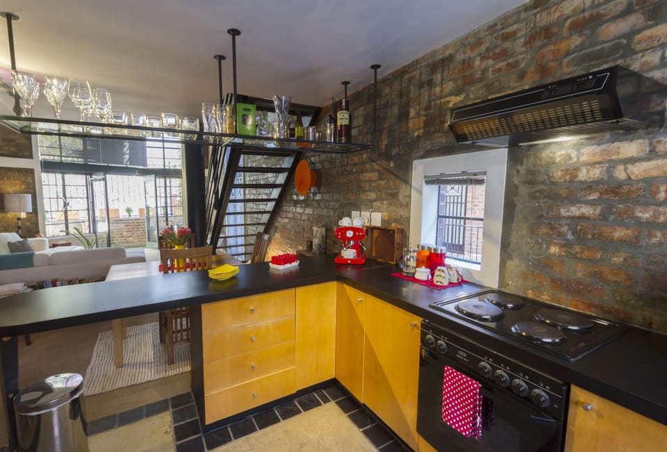 toaster, coffee maker, cooker, oven, toaster and a full range of cooking impleme