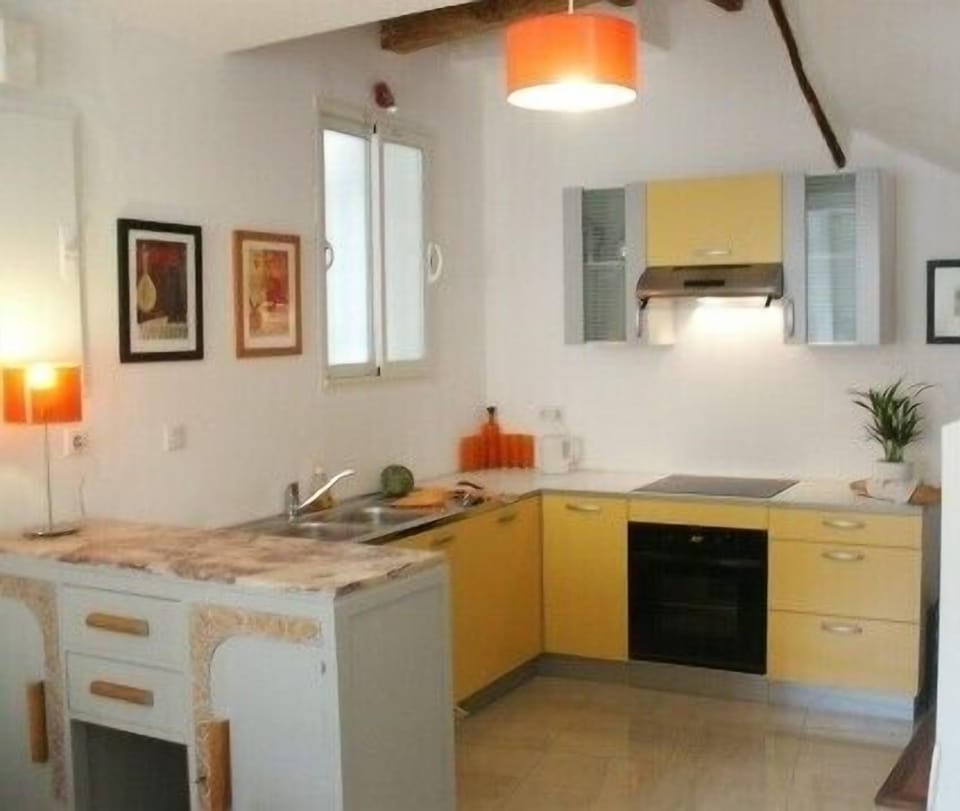 Well equipped fitted kitchen