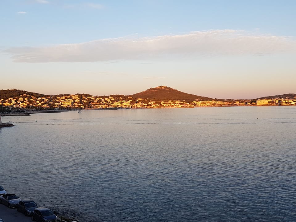 Peaceful seafront apartment on Corniche des Baux Apartment in Sanary-sur-Mer