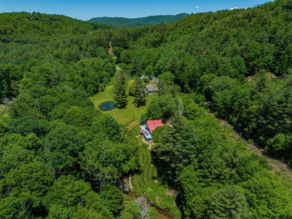 Bearfoot Retreat privacy, yet only 8 minutes from the Cashiers crossroads