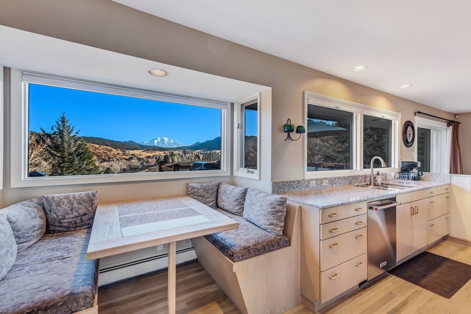  Breakfast nook in kitchen - seats 4 adults or 6 kids