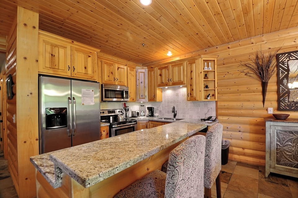 Center island breakfast bar.