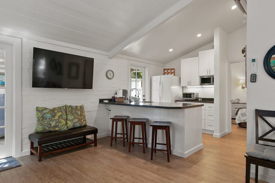  MODERN  WELL LIT KITCHEN