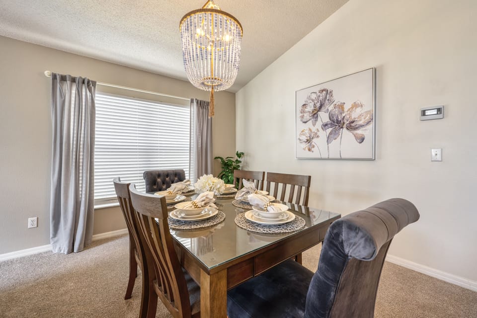 Formal dining, additional space for 6! 