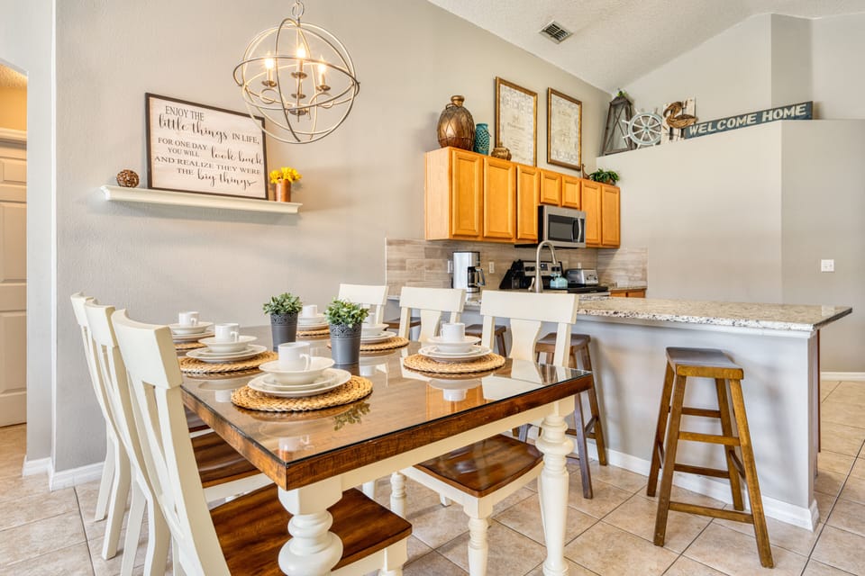 Table for 6 with breakfast bar seating for 4!