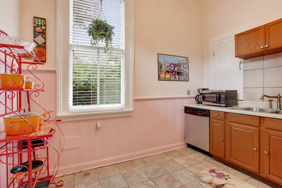 Kitchen has all utensils and cookware included