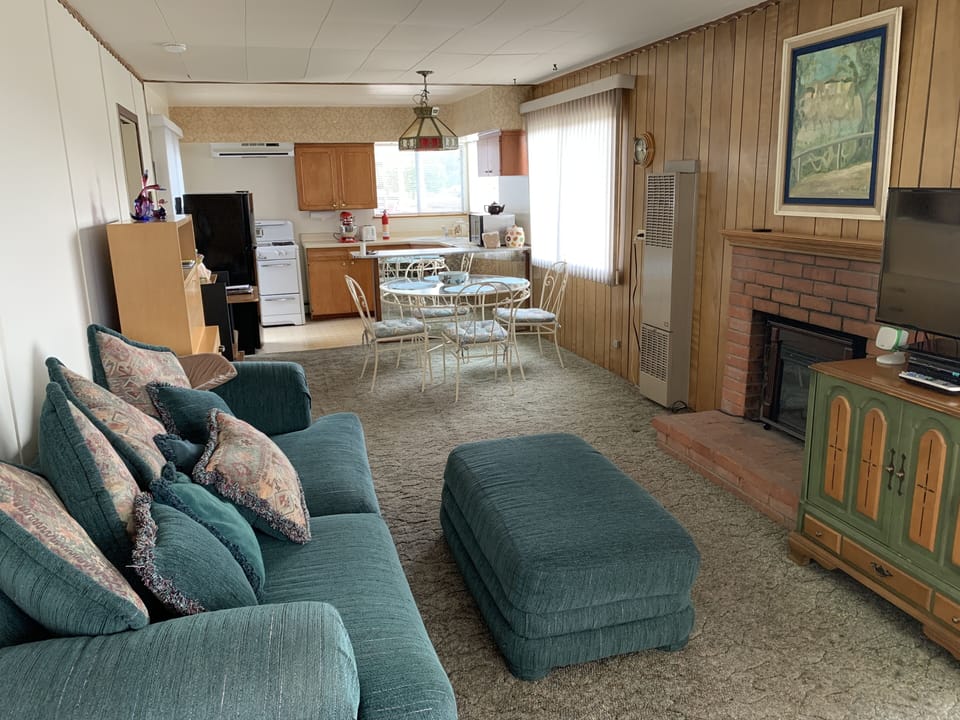 Living room toward dining area (Grandma's round table), more windows!