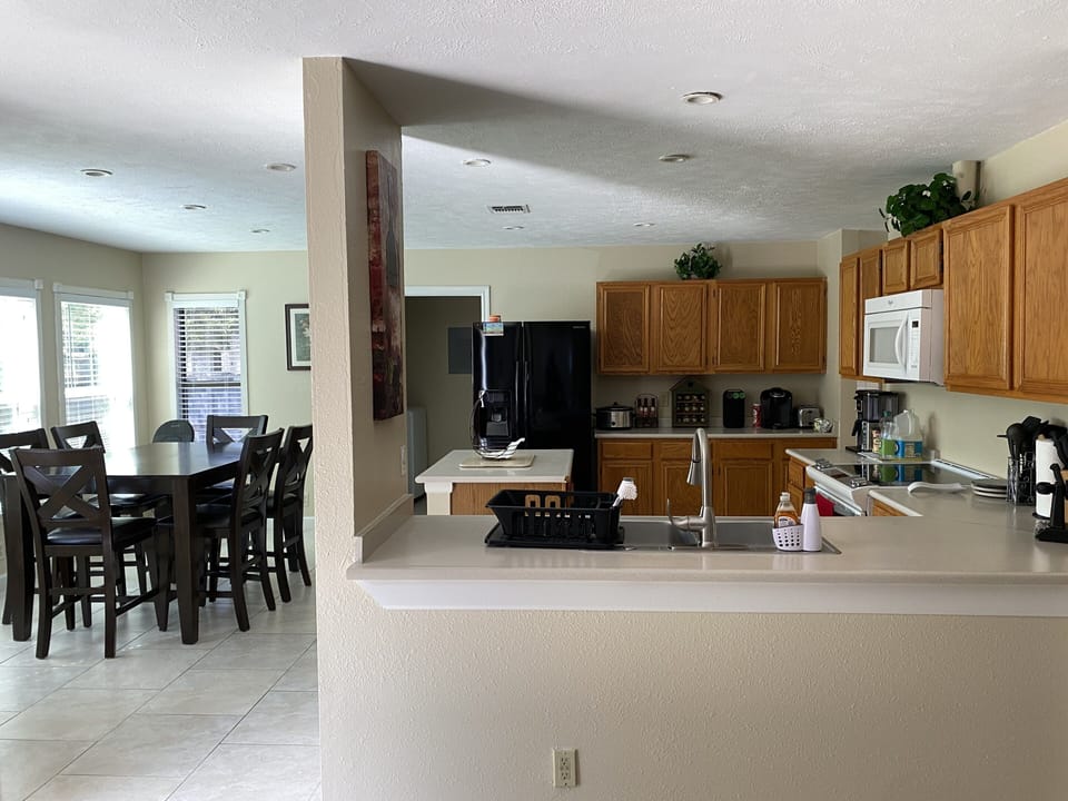 Kitchen and breakfast area