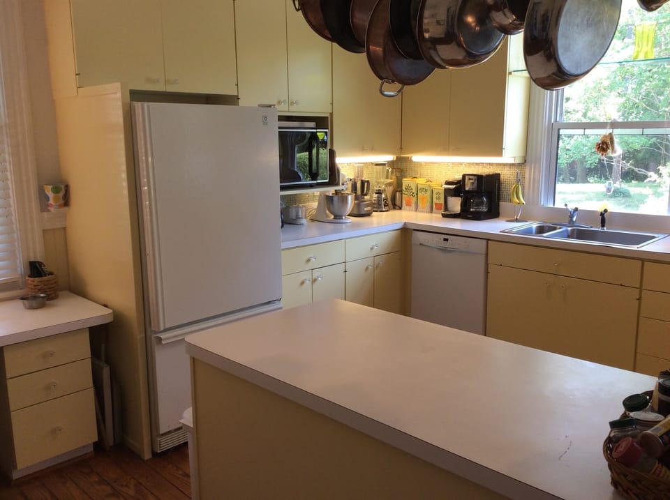 Peninsula providing extra counter space and spot  for buffet for dinner parties!