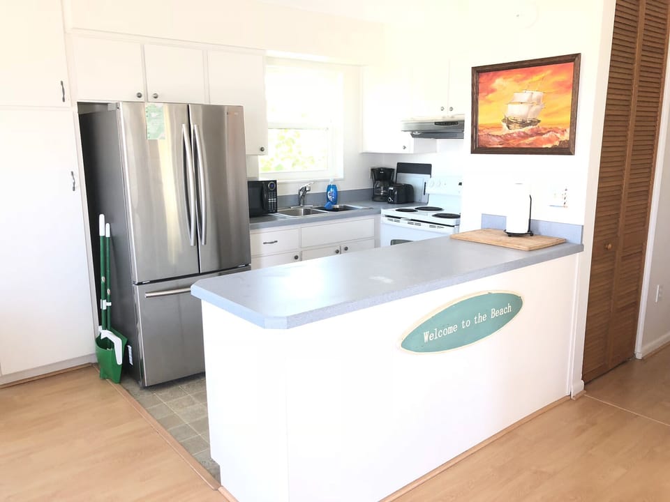 Kitchen w new fridge and dishwasher. Fully stocked. 