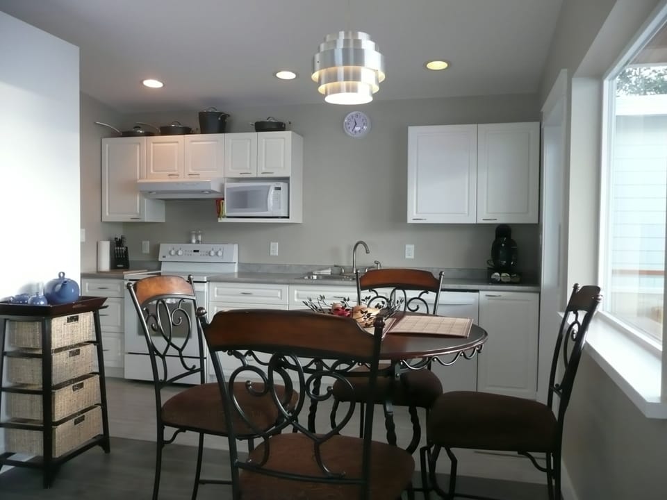 Fridge, stove, d/w, microwave, coffee maker. Well equipped and very clean.