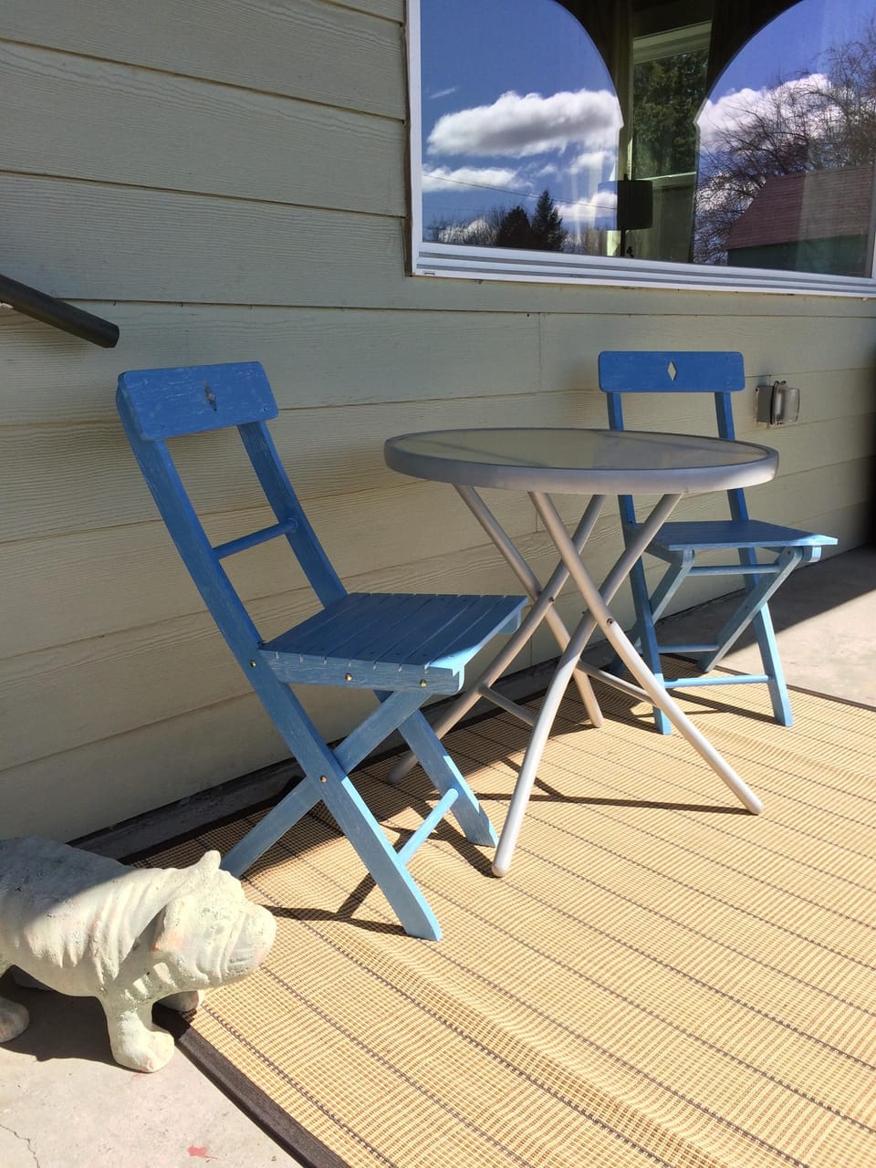 Little sitting area in the front.
