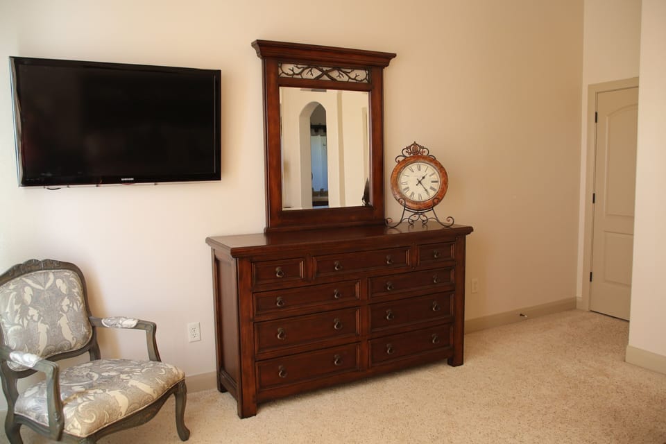 Master Bedroom
King bed  - large screen TV