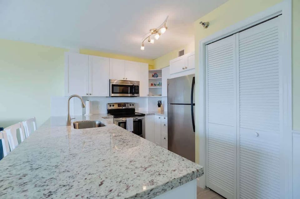 Spacious kitchen with all you need to Cook Your Catch!