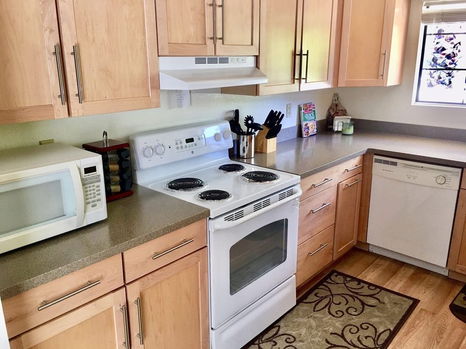 Great kitchen! Lot's of space, you'll enjoy cooking and baking. 