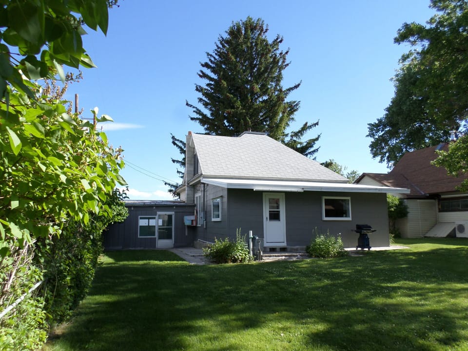 Backyard (Grill and outdoor yard games provided)