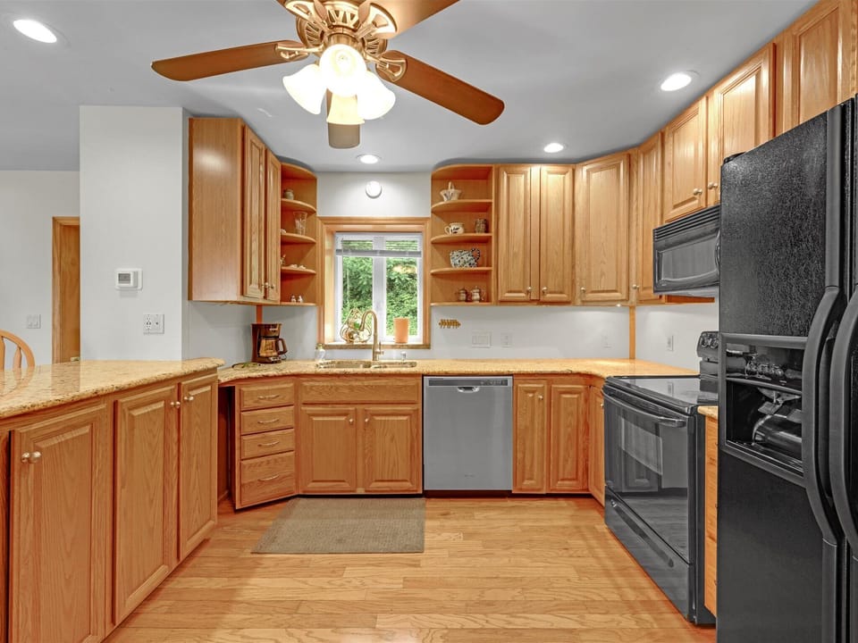 Fully equipped kitchen, all you need is your food.
